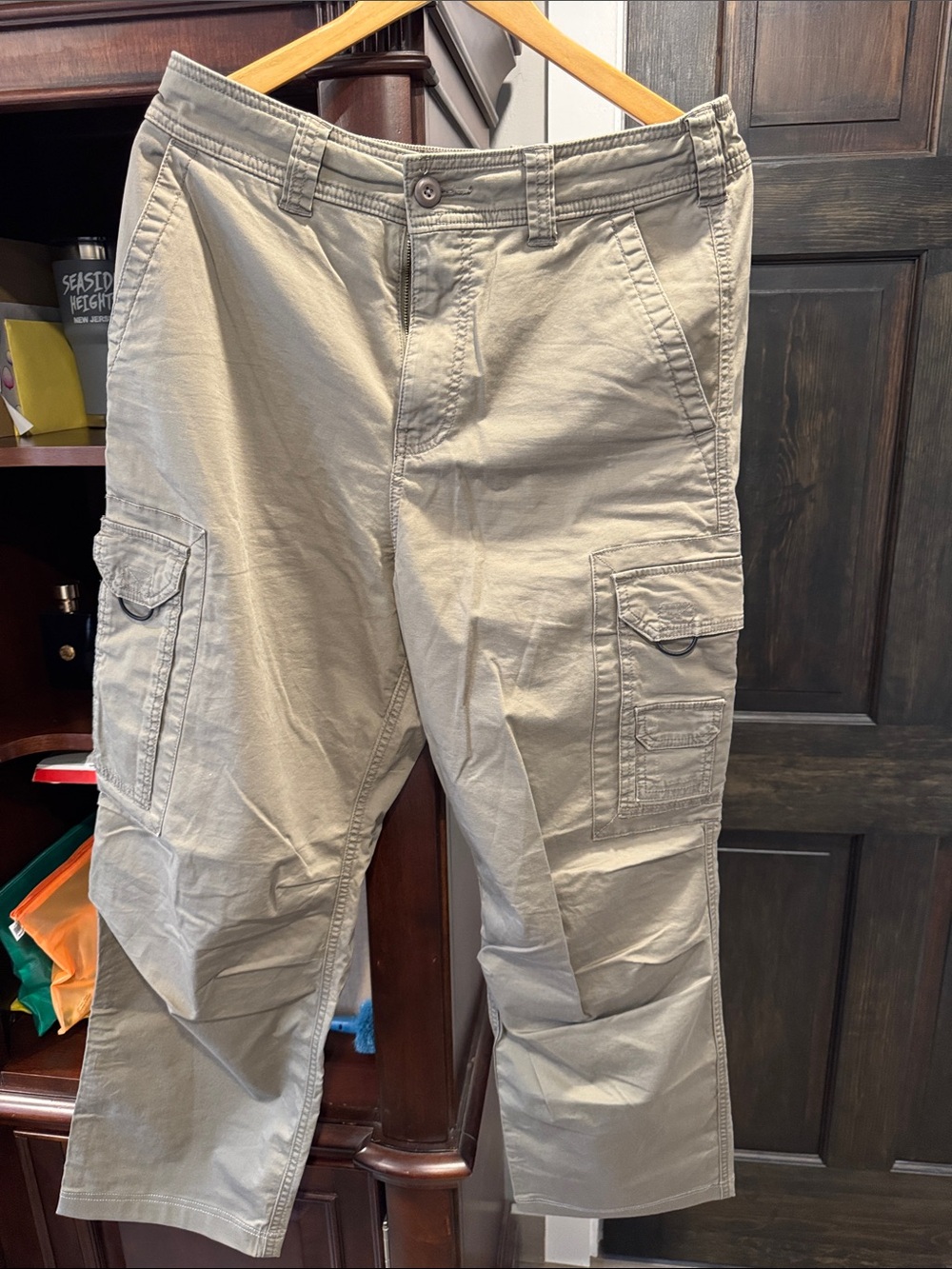 Hollister Men's Light Khaki Cargo Pants - Beige Utility Style
